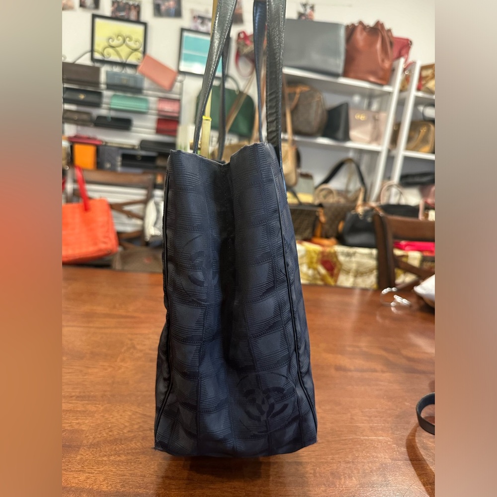 *Sold* Chanel black tote - Picture 4 of 11